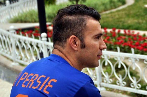 <p>Arkadaşlarından Ali Rıza Şahin ise Kaya'ya maçlarda "Van Persie" diye hitap etiklerini aktardı. Halı saha işletmecisi Salih Eroğlu da "Van Persie'nin Türkiye gelmesiyle değil, biz daha önceden benzetiyorduk. Kardeşim harbi harbi benziyor" dedi.</p>
<p> </p>