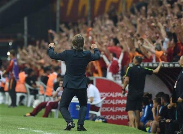 <p>Eren'in golünden sonra Riekerink ve Galatasaray tribünleri...</p>