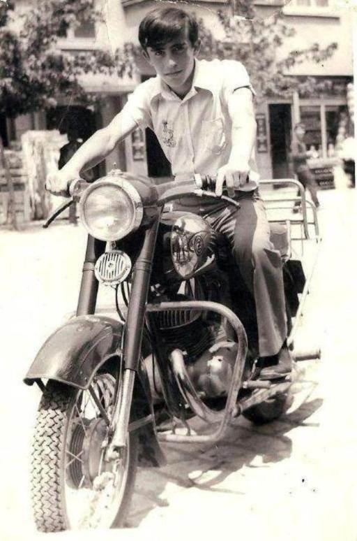 <p>Ejderhalı gömleği ve en "Easy Rider" haliyle, Ali Ağaoğlu!</p>
<p> </p>