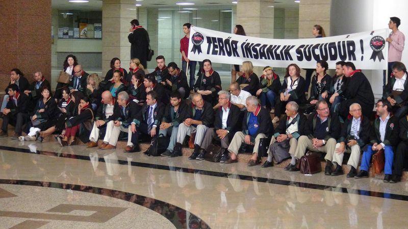 <p><strong>İzmir</strong><br />
İzmir Adliyesi protokol girişinde oturma eylemi yapan avukatlar, "terör insanlık suçudur" ve "terörü lanetliyoruz" yazılı pankartları tuttu.<br />
İzmir Konak meydanında toplanan Memur Sen Konfederasyonu üyeleri de slogan atarak terör olaylarını protesto etti. Dikili ve Kiraz ilçelerinde ise vatandaşlar, belediye tarafından dağıtılan Türk bayraklarını, ev, iş yerleri ve sokaklara astı.</p>
