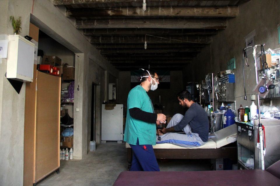 <p>Bir hastaneye ne gerekiyorsa bunu yerin altında oluşturulan alana sığdırdık. Böylelikle hem hastalarımız hem de çalışanlarımızın güvenliği sağlanmış oldu. Şartlarımız çok kötü. Yerin altında olduğumuz için rutubet çok var. Elektrik olmadığı için jeneratör kullanıyoruz. Bunun içinde yakıt gerekiyor. Ambulansların masrafı var."</p>