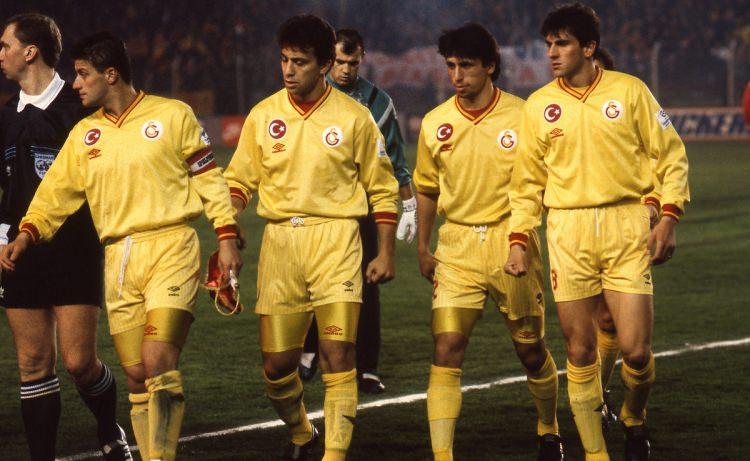 <p>Galatasaraylı futbolcular, bir maç sırasında. 1992</p>
