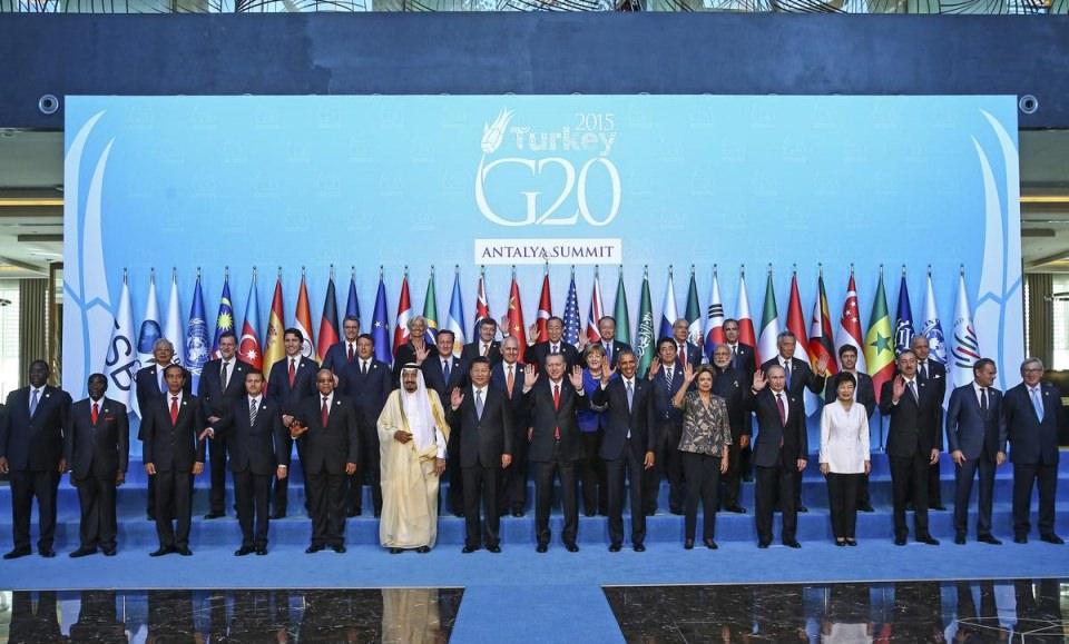 <p>Türkiye’nin ev sahipliğinde Antalya’da gerçekleştirilen G20 Liderler Zirvesi kapsamında üye ülkeler ile davetli ülkelerin devlet ve hükümet başkanları ve uluslararası örgütlerin yöneticileri, toplantılardan önce aile fotoğrafı çektirdi. </p>