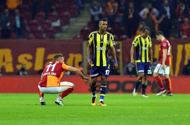 <p><span style="color:#D3D3D3"><strong>Nani'nin yedek kalmasındaki sırlar?</strong></span></p>
<p><span style="color:#D3D3D3">Moskova deplasmanında Nani birden bire yedek kaldı. Çin'den teklifin geldiği dönemlerde bu durum düşündürücü. Nani mi gitmek istemedi Çin'e yönetim mi göndermedi? Bunu sadece yönetim, Nani ve menajeri biliyordur. Moskova'dan sonra Nani Beşiktaş derbisinde de yedek kaldı. Performans düşüklüğünün yanı sıra moral bozukluğu da yıldız oyuncuyu olumsuz etkiledi. Tekrar toparlanmak isteyen ve özel çalışmalar da yapan Nani takımına katkılı olmaya çalıştı ama ligin ilk yarısındaki kadar etkili olamadı.</span></p>