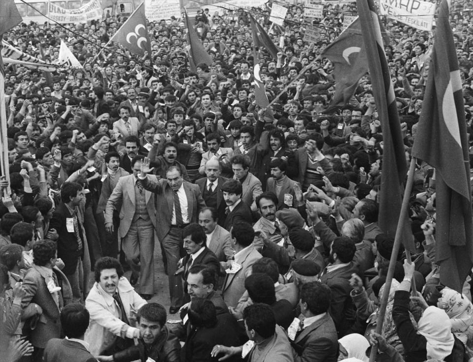 <p>20 Nisan 1980'de MHP Genel Başkanı Türkeş, Bolu'da düzenlenen açık hava toplantısında partilileri selamlarken görülüyor.</p>
