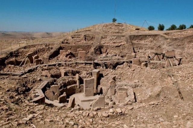 <p>GÖBEKLİ TEPE<br />
Türkiye'de Şanlıurfa yakınlarında bir dağın sırtında bulunan bu tapınak, çevresinde bulunan yerleşim yerinden önce yapılmıştır. Bu tapınağın hangi dine ait olduğu hala bir sır durumda.</p>

<p> </p>
