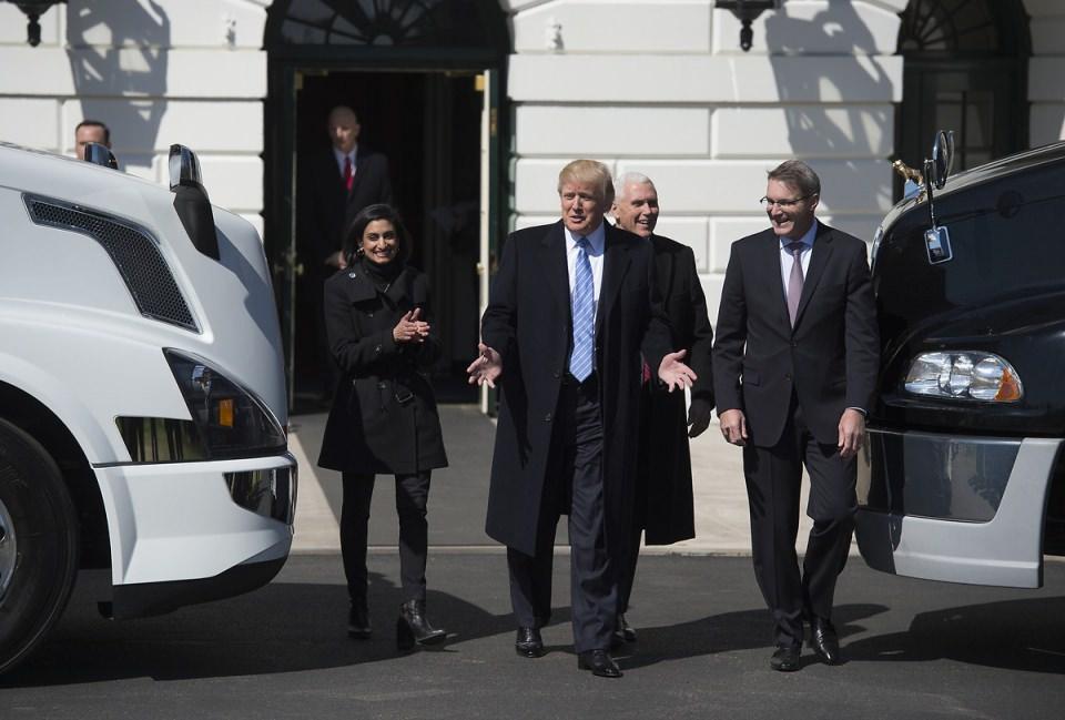 <p>ABD Başkanı Donald Trump, Beyaz Saray'da kamyoncularla buluştu. </p>
