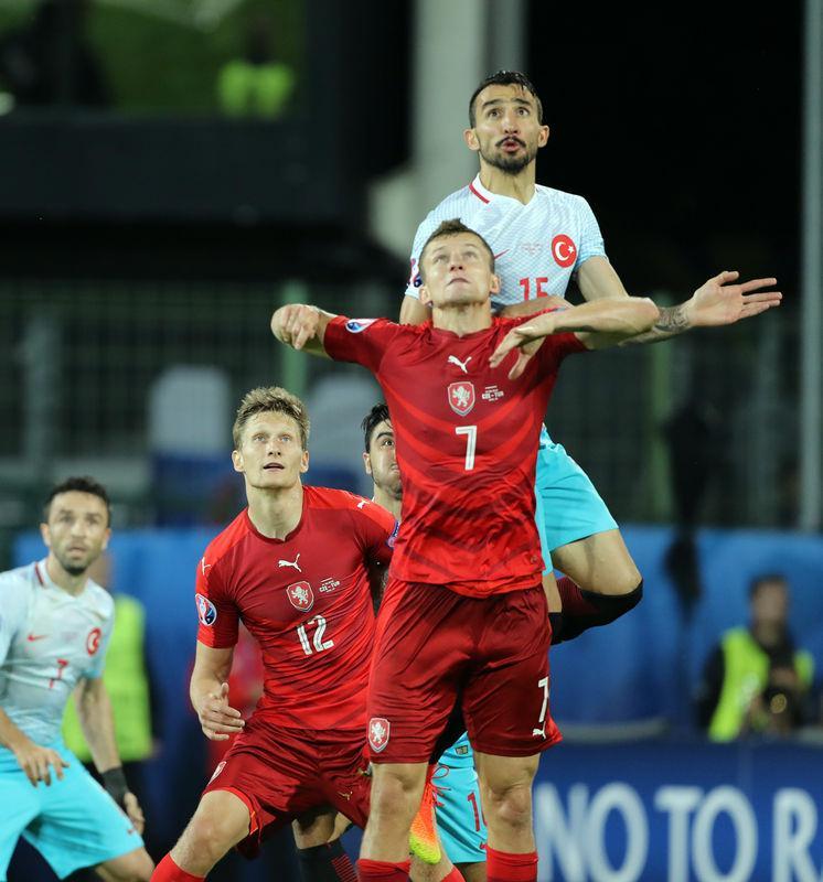 <p>Maçın en iyisi olarak Burak Yılmaz'ı gösteren Marca, Arda Turan'ın da futbolunu düzelterek kalitesine yakışır bir maç çıkardığını yazdı. İspanyol gazetesi, Türkiye'nin ilk golünün asistini veren Emre Mor'dan da övgüyle bahsetti.</p>