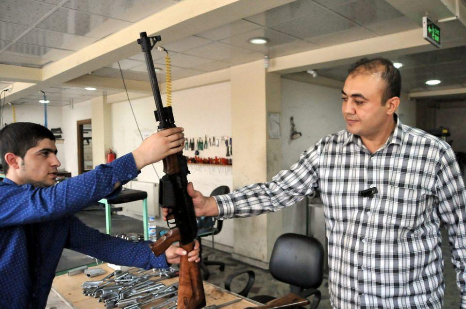 <p>Dağlıoğlu Silah Sanayisi Yönetim Kurulu Başkanı Fatih Dağlıoğlu, AA muhabirine yaptığı açıklamada, baba mesleği silah onarım ve bakım işlerine küçük yaşlarda başladığını, 15 yıl küçük bir iş yeri olduğunu söyledi.</p>
<p> </p>