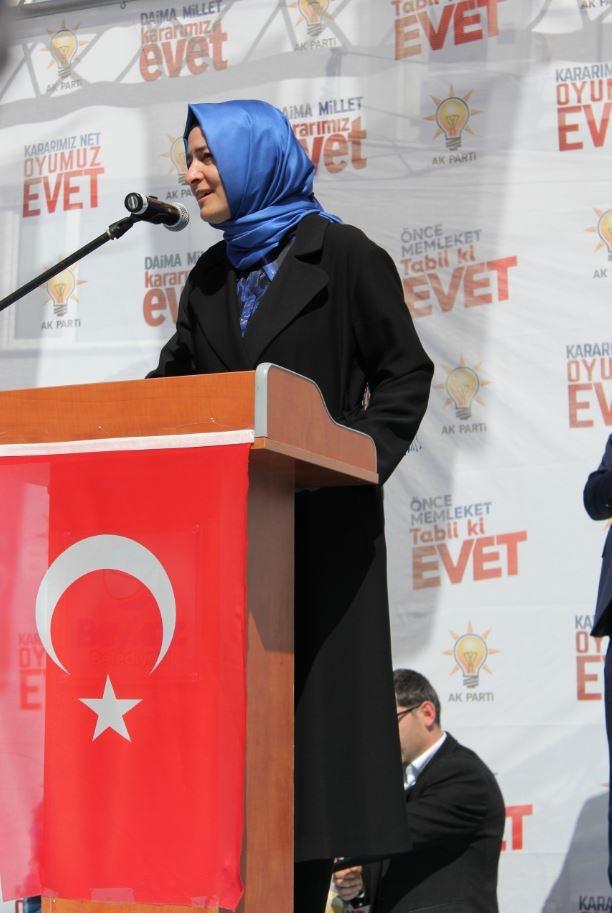 <p>Tatlı yorgunluğu yüzüne yansıyan Bakan Kaya'nın beden dili mesajları da bilgisini ve gücünü gösteriyor.</p>
