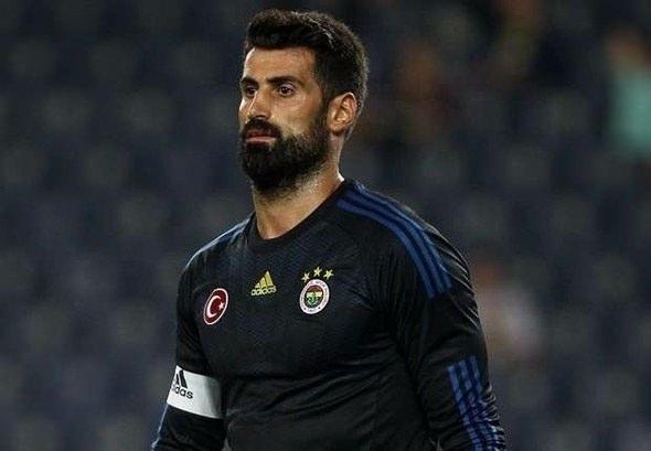 <p>Volkan Demirel<br />
<br />
Fenerbahçeli eldiven maç sonrası sevinç esnasında taraftara formasını atarken omzundan sakatlandı.</p>