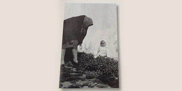 <p>Bebek Sevgi, annesi Sadberk Hanım ile.</p>
<p> </p>