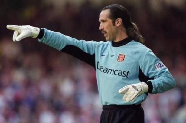<p>DAVID SEAMAN<br />
<br />
2004 yılında yeşil sahalara veda eden Arsenal'in efsanevi kalecisi Seaman, evinde televizyon seyrettiği esnada uzaktan kumandaya uzanmak isterken ayağını kırmıştı.</p>