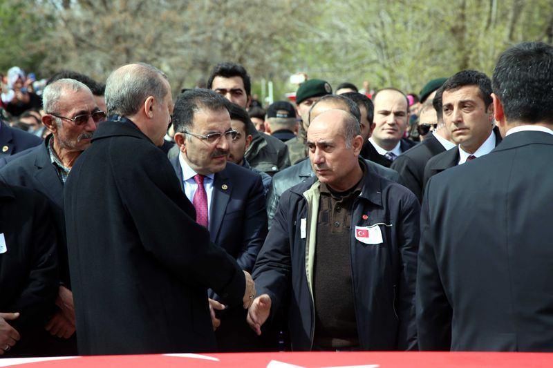 <p>Cumhurbaşkanı Erdoğan, şehidin babası Yakup Belkaya'ya başsağlığı dileğinde bulundu.</p>