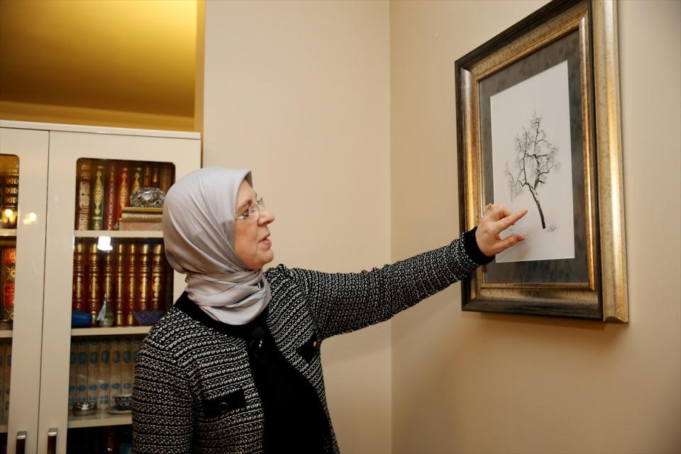 <p><strong>"Çocuklarla film seyrettiğimiz zamanları özlüyorum"</strong></p>

<p>Yurt dışındaki oğluyla görüntülü iletişim kurduğunu, kızıyla İstanbul ve Ankara'da sık sık görüştüğünü anlatan Ramazanoğlu, "Çocuklarla iletişim kuramıyorum ya da ulaşamıyorum diye bir şey yok. Haber veriyorsunuz, 'toplantıdayım çıkınca arayacağım' gibi. Yeter ki iletişim kurmak isteyin. Önemli olan o yakın bağı hissetmeniz" ifadesine yer verdi.</p>

<p>Yoğun çalışma temposu içinde en çok, kütüphanenin önündeki kanepede kitabını alıp, televizyonun karşısında kahvesini ve çayını içtiği anları özlediğini aktaran Ramazanoğlu, "Ciddi bir film arşivimiz var. Çocuklarla patlamış mısırlarımızı alıp beraber film seyrettiğimiz zamanları özlüyorum, uzun zamandır yapamadık" diye konuştu.</p>

