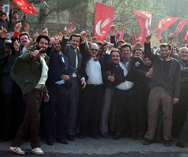 <p><strong>1 Mart 1989</strong><br />
<br />
Refah Partisi Genel Başkanı Necmettin Erbakan, 1998 yerel seçimleri çerçevesinde İstanbul'da miting yaptı ve ilçe başkanlıklarını ziyaret etti.</p>

<p> </p>
