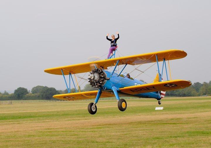 <p>Yaklaşık 300 kilometre hızla hareket eden uçaktan düşme olasılığına karşı güvenlik önlemlerinin alındığı "wing-walking"de dengede kalmak en önemli faktör olarak öne çıkıyor. </p>