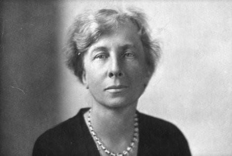 <p>Mikseri ve buzdolabı kapağının içindeki raflar Lilian Moller tarafından bulunmuştur.</p>