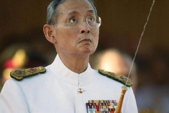 <p>Tayland kralı Bhumibol Adulyadej Rama, hanedanı adına 1946’dan beri tahtta bulunuyor. Bu aynı zamanda en uzun tahtta kalma süresi. Bhumibol Adulyadej 5 milyar dolarlık bir servete sahip.</p>