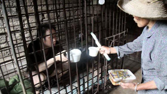 <p>74 yaşındaki annesi Wang Muxiang, oğluna evin içerisinde kafes yapmaya karar verdi. Köyün demircisi adamın kafesten kaçıp kendini öldürmekten korkunca, kafes yapmakta kadına düştü.</p>