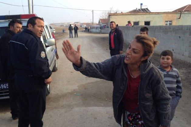 Oğlunun daha önce birçok defa yakalandığını ve sürekli serbest kaldığını anlatan anne Hanife G., "Bu benim oğlum götürün cezaevine atın. Tüm komşularımıza zarar verdi. Bu çocukta eroin, bali her şey var, şimdi de hırsızlık yapmış. Mahallenin tüm evlerini soyan bu çocuk, burada bir hırsız varsa o da bu. Ben annesiyim, annesi olmaz olaydım" dedi.