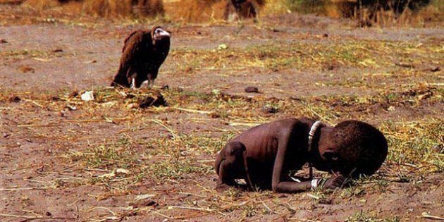 <p><strong>Gıda Kampına Doğru Sürünerek Giden Çocuk (1994)</strong><br />Güney Afrika'daki kıtlık sırasında Kevin Carter tarafından çekildi ve fotoğrafçıya Pulitzer Ödülü'nü getirdi. Fotoğrafta, bir kilometre uzaklıkta bulunan BM yemek kampına doğru sürüklenerek ulaşmaya çalışan çocuk gösteriliyor. Akbaba ise bu çocuğu yemek için bekliyor. Bu fotoğraf bütün dünyayı şok etti. Kevin Carter da dahil, hiç kimse, fotoğrafı çeken çocuğa ne olduğunu bilmiyor. Carter ise, bu fotoğraftan sonra kendini toparlayamadı ve intihar etti.</p>