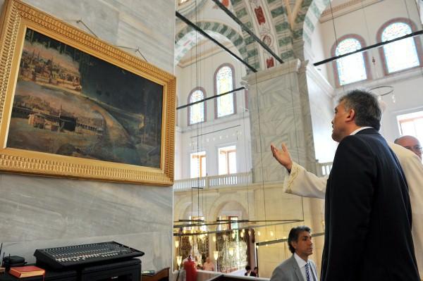 Bazı yerlerde sadece boya yapılıp bırakıldığını belirten Gül, "Buradaki her şeyin bir anlamı var. En ince işlerden biri burası.'' dedi.