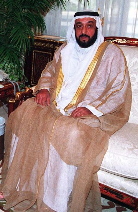 5) Abu Dabi emiri ve Birleşik Arap Emirlikleri'nin şimdiki devlet başkanı olan Halife bin Zayid El Nahyan 15 milyar dolar mirasa sahip.