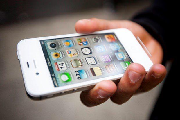 <p>Resimde de görüldüğü üzere iPhone 4'ün arkasında ''Steve Jobs 1955-2011'' yazıyor ve klasik yarım elma logosunda Steve Jobs'ın yüzü yer alıyor.</p>

