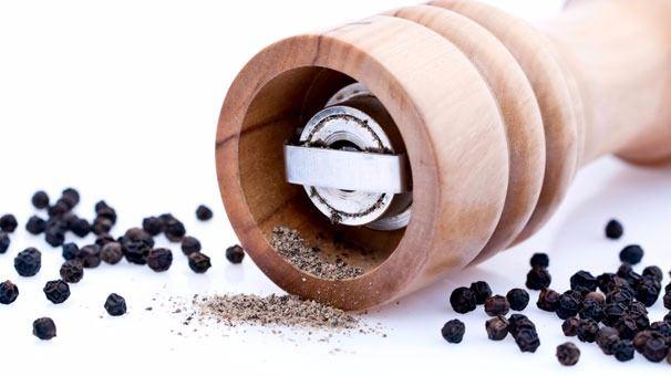 <p>Yemeklerde baharat olarak kullanılan karabiber, et yemeklerine çok yakışır.</p>
