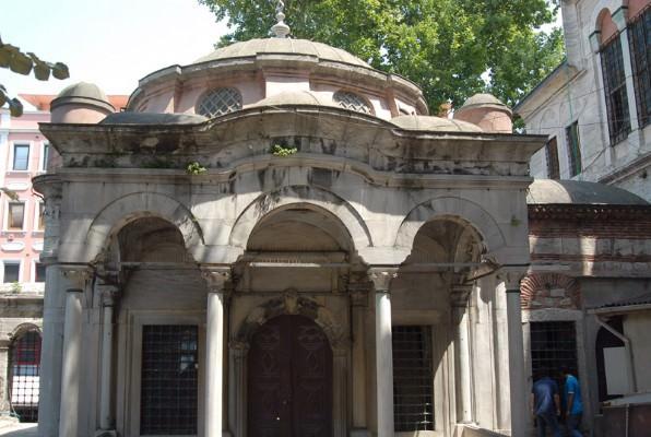 <p>Nur-u Osmaniye Türbesi</p>
<p>Molla Fenari Mahallesi Nur-u Osmaniye Caddesi Nur-u Osmaniye - Eminönü - Fatih</p>