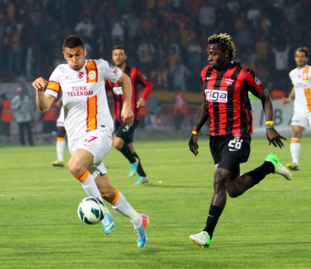 <p>Yönetim Kurulu, Antep'e Başkan Ünal Aysal dahil tam kadro çıkarma yaparken, yaklaşık 5 bin Galatasaray taraftarı da Güneydoğu şehrine akın etti. Ancak bu beklentiler, Galatasaray'ın galibiyetine rağmen Benfica maçı yorgunu Fenerbahçe'nin de kazanmasıyla ertelendi.</p>