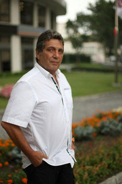 <p>ÜMİT AKTAN "Fenerbahçe - Beşiktaş maçında top yan hakeme çarpar ve bayrağın sapı kırılır: Hakemin bayrağı sakatlandı sevgili sporseverler."</p>
