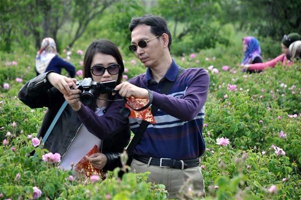 <p>Yurt içi ve yurt dışından turistlerin ilgi gösterdiği gül hasadı, en çok Güney Kore, Japonya, Singapur ve Tayvan gibi Uzakdoğu ülkelerinden gelen turistlerin ilgisini çekiyor.</p>
<ul>
</ul>