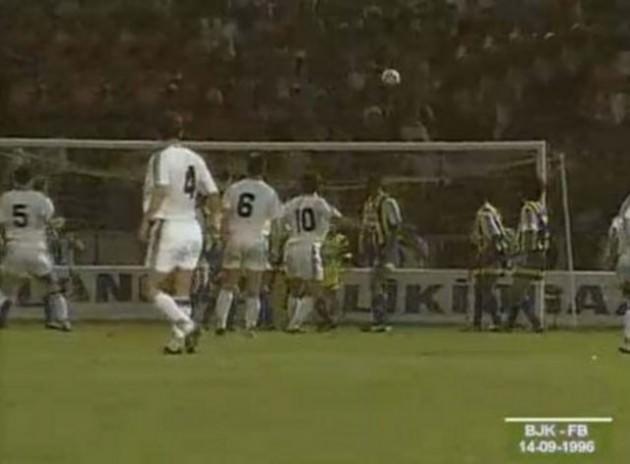 “Sergen’den 90’ıncı dakikada tam 90’a” 1996-97 FB-BJK 0-1 Uzun yıllar hafızalardan silinmeyen, dillerden düşmeyen tezahüratlara konu olan bir maç. 1 hafta önce Ali Sami Yen’de Galatasaray’ı 4-0 yenen Fenerbahçe kendi seyircisi önünde Beşiktaş karşısında mutlak favori. Ancak maç boyu iyi direnen siyah-beyazlılar rakibine gol şansı tanımıyor.Herkes mücadele 0-0 bitecek derken Beşiktaş’ın kazandığı frikikte Sergen Yalçın öyle bir dakikada öyle bir vuruş yapıyor ki günümüzde bile hala futbol muhabbetinin yapıldığı her ortamda konu olmayı başarıyordu. 