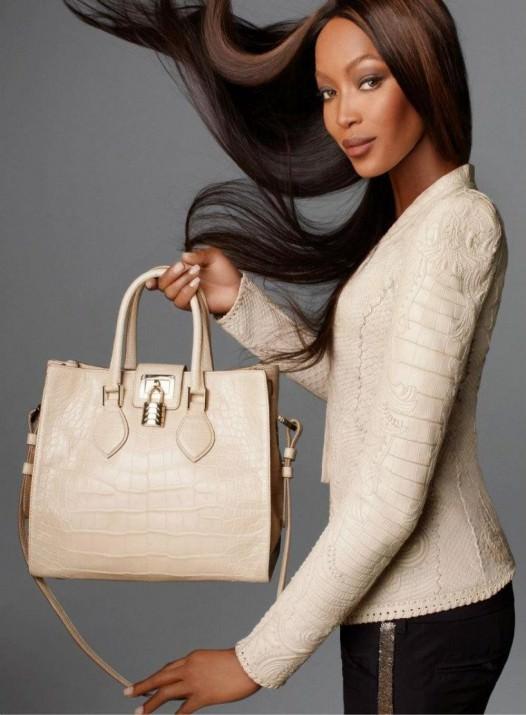 <p>NAOMI CAMPBELL Campbell dolabında kıyafetini bulamayınca hizmetçisine sinirlenip cep telefonu fırlattı.</p>