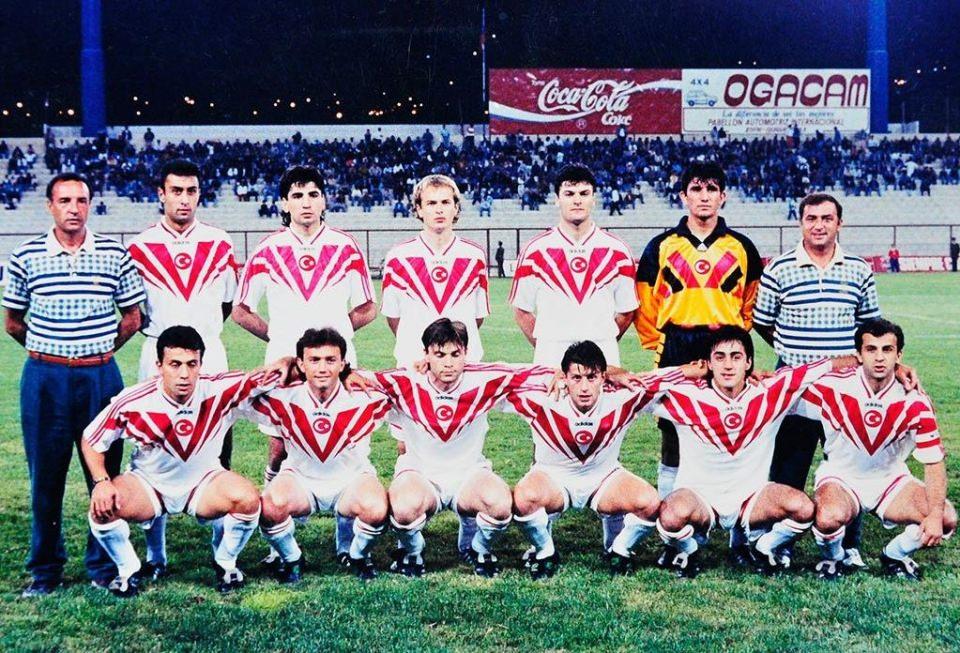 <p><strong>Milli Takım (1995)</strong></p>

<p>22 Haziran 1995 tarihinde oynanan özel maçta Şili ile golsüz berabere kalan A Milli Takım. Ay-yıldızlı ekibin teknik direktörü Fatih Terim.</p>

<p>Soldan sağa</p>

<p>Ayaktakiler: Antrenör Rasim Kara, Tolunay Kafkas (Trabzonspor), Osman Özköylü (Trabzonspor), Abdullah Ercan (Trabzonspor), Alpay Özalan (Beşiktaş), Rüştü Reçber (Fenerbahçe), Teknik direktör Fatih Terim.</p>

<p>Oturanlar: Bülent Korkmaz (Galatasaray), Hami Mandıralı (Trabzonspor), Ertuğrul Sağlam (Beşiktaş), Tugay Kerimoğlu (Galatasaray), Ogün Temizkanoğlu (Trabzonspor), Oğuz Çetin (Fenerbahçe).</p>
