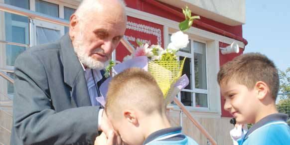 <p><strong>El öpmek</strong></p>
<p>Şamanlar’da kişiye alp veya bilge olduğunu göstermek için eli öpülürdü. Günümüzde de hâlâ büyüklerin elleri öpülüyor, hatta öpmek istemeyenler kınanıyor. </p>