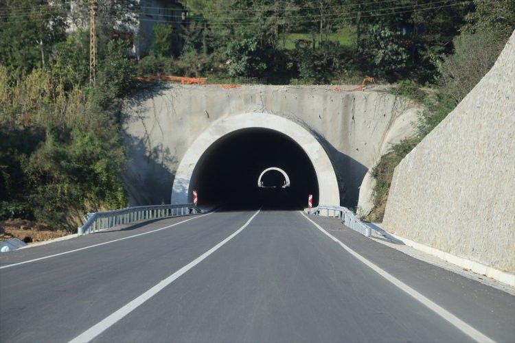 <p>140 yıllık projede emeği geçen herkese teşekkür eden Şahin, Karadeniz-Akdeniz Yolu'nun 2017 yılının sonunda açılacağını öğrendiklerini dile getirdi.</p>
