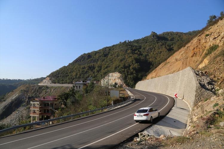 <p> Şahin, "İnşallah bu yol üzerinden tren yolu da geçerse çok ucuz fiyatlarla ürettikleri malları Karadeniz'deki illere getirecekler. </p>
