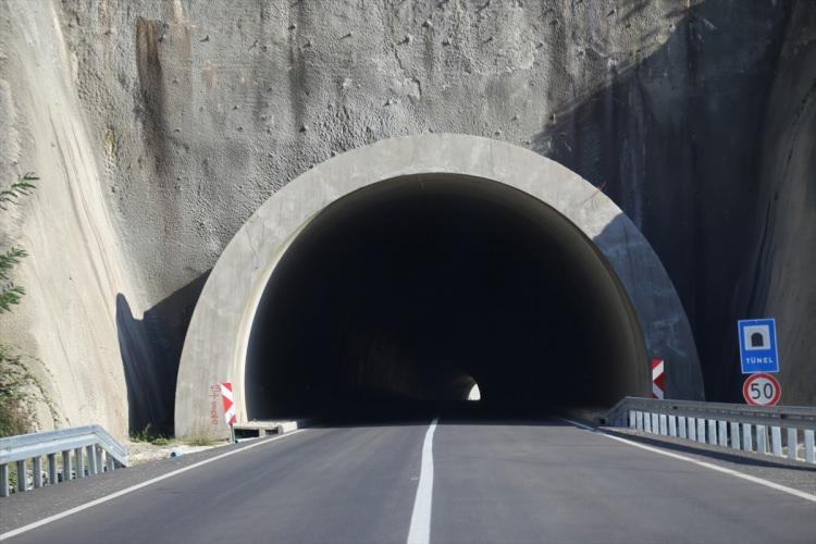 <p> Bu yol hem kendi iç ticareti hem de dış ticareti geliştirmesini sağlayacak bir yol. Proje bittiğinde yaklaşık 600 kilometrelik yol 6 saatte gidilecek ve Hatay'a varılacak. Daha önceden bu mesafe 12 saatti. </p>
