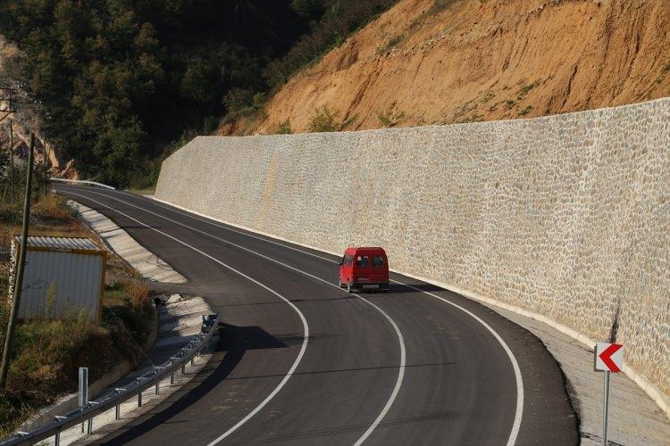 <p>Şahin, asırlık bir proje olan Karadeniz-Akdeniz Yolu'nun kentlerin ticari ilişkilerini kuvvetlendireceğine dikkati çekti.</p>
