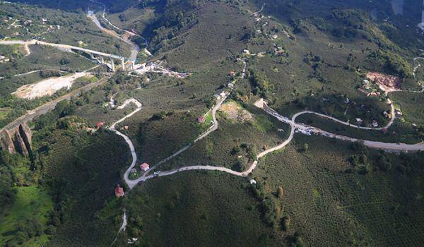 <p>Bu proje sayesinde masraflar en az 5 kat azalacak. Bu demektir ki daha çok kazanacaklar. Bölge için deniz üzerine yapılan Ordu-Giresun Havalimanı büyük bir yatırımdı ve Ordu'nun ufkunu açtı. Çok şükür hükümetimiz bu projeyi yaptı. Bu anlamda Ordu ve Giresun olarak hükümete minnet borçluyuz." diye konuştu.</p>
