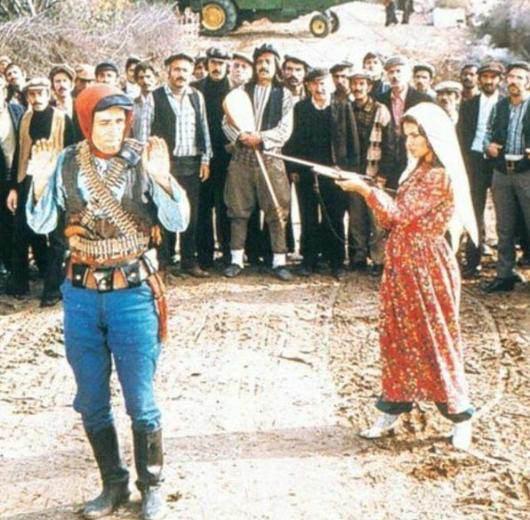 <p>"Salako"nun hünerleri aman Allah!... Sadık Şendil-Ertem Eğilmez senaryosu Atıf Yılmaz rejisi!..Kemal Sunal ustanın ilk başrolü "Salako" 1974 yapımı..Yani tam 40 yaşında!..</p>
