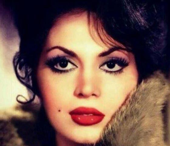 <p>"Bu fotoğraf Ferdi Eğilmez'den bir anekdotla paylaşılmış: <br />
<br />
"Yıllardır işitir dururuz Türkan Şoray güzelliğini..Hatta biraz da abartıldığına inanlardandım. Bir gün Adana Film Festivali'nde otel lobisinde beklerken açılan asansör kapısından bir çift gözle karşılaştım..Yaşı bana oranla hayli geçkin olan Türkan Hanım'ı gördüm. Tepeden tırnağa bir anda bir zınk sesi geldi. Sanatçı görmeye alışkın olan bünyem bir anda çocukluğumdan beri duyduğum star ışığı olayına ilk onunla mağlup oldu. Gözümü alamadığımı ama ısrarlı bakışımın kendisini rahatsız etmesinden korktuğumu çok hafif bir baş selamı ve tebessümle o gözlerin bana bakarak asansörden çıktığını, asansörün içinde kalan o inanılmaz aurayı dün gibi hatırlıyorum."</p>