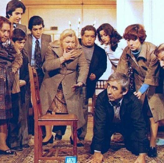 <p>"Neşeli Günler" 1978. Filmde böyle bir sahne yok!..Özel bir mizansen herhalde..</p>