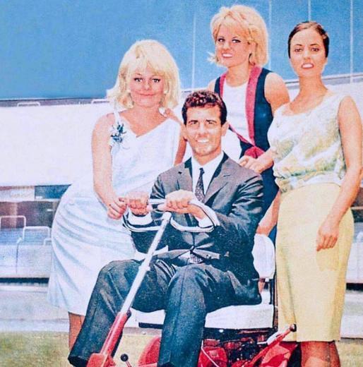 <p>Haydaa!.Fotoğrafa bak.. Metin Oktay-Ajda Pekkan-Gönül Yazar-Ayten Gökçer!.."Taçsız Kral"</p>