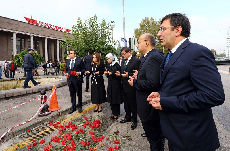 <p>Beraberindekilerle saldırıda hayatını kaybedenler için dua eden Davutoğlu, vatandaşlar, simitçi ve taksici esnafıyla bir süre sohbet ettikten sonra alandan ayrıldı.</p>
<p> </p>