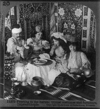 <p>Avrupalının gözünde harem... Avrupa'da bir stüdyoda hazırlanan harem canlandırması.(~1913</p>