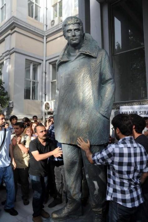 ODTÜ ÖĞRENCİLERİ EYLEME DESTEK VERDİ Bir grup ODTÜ öğrencisi de eyleme destek verdi. ODTÜ’lüler MSGSÜ Rektörü Yalçın Karayağız’ın, ODTÜ’deki olaylar sırasında kendilerini kınadığını hatırlatarak, kınama sırasının kendilerinde olduğunu söylediler.